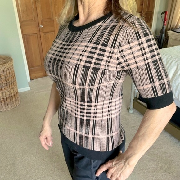 T Tahari Black Mist & Antique Dusk Pink Short Sleeve Sweater Sz S - Picture 3 of 6